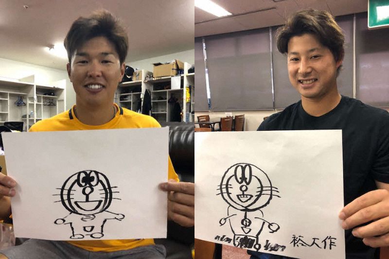 ドラえもんを描いた中村奨吾（左）と藤岡裕大