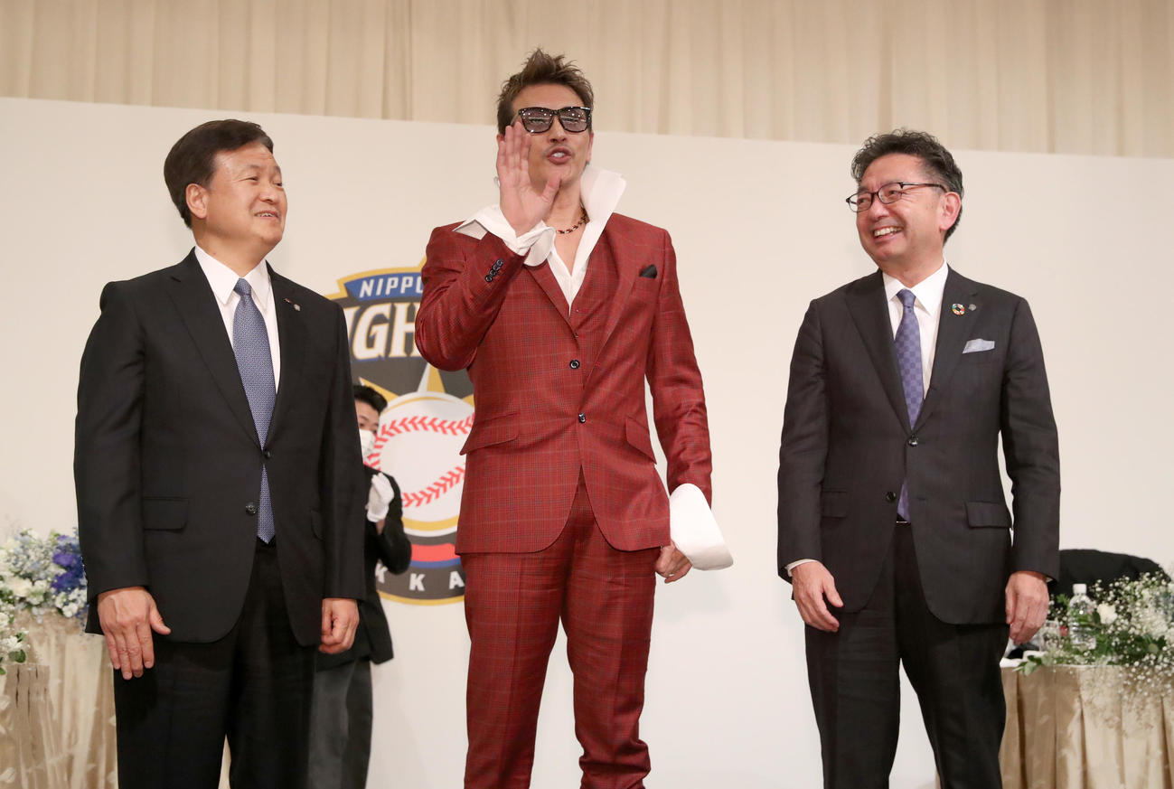 就任会見で新庄新監督（中央）の発言に苦笑いの畑オーナー（左）と川村球団社長（21年11月4日撮影）