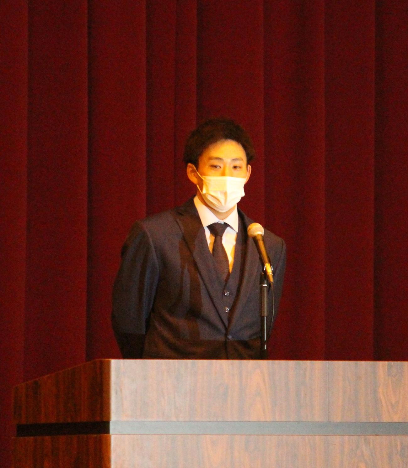 NPO法人「ファイアーレッズメディカルスポーツクラブ」のフォーラムに登壇した浦和学院OBのロッテ小島（撮影・保坂恭子）