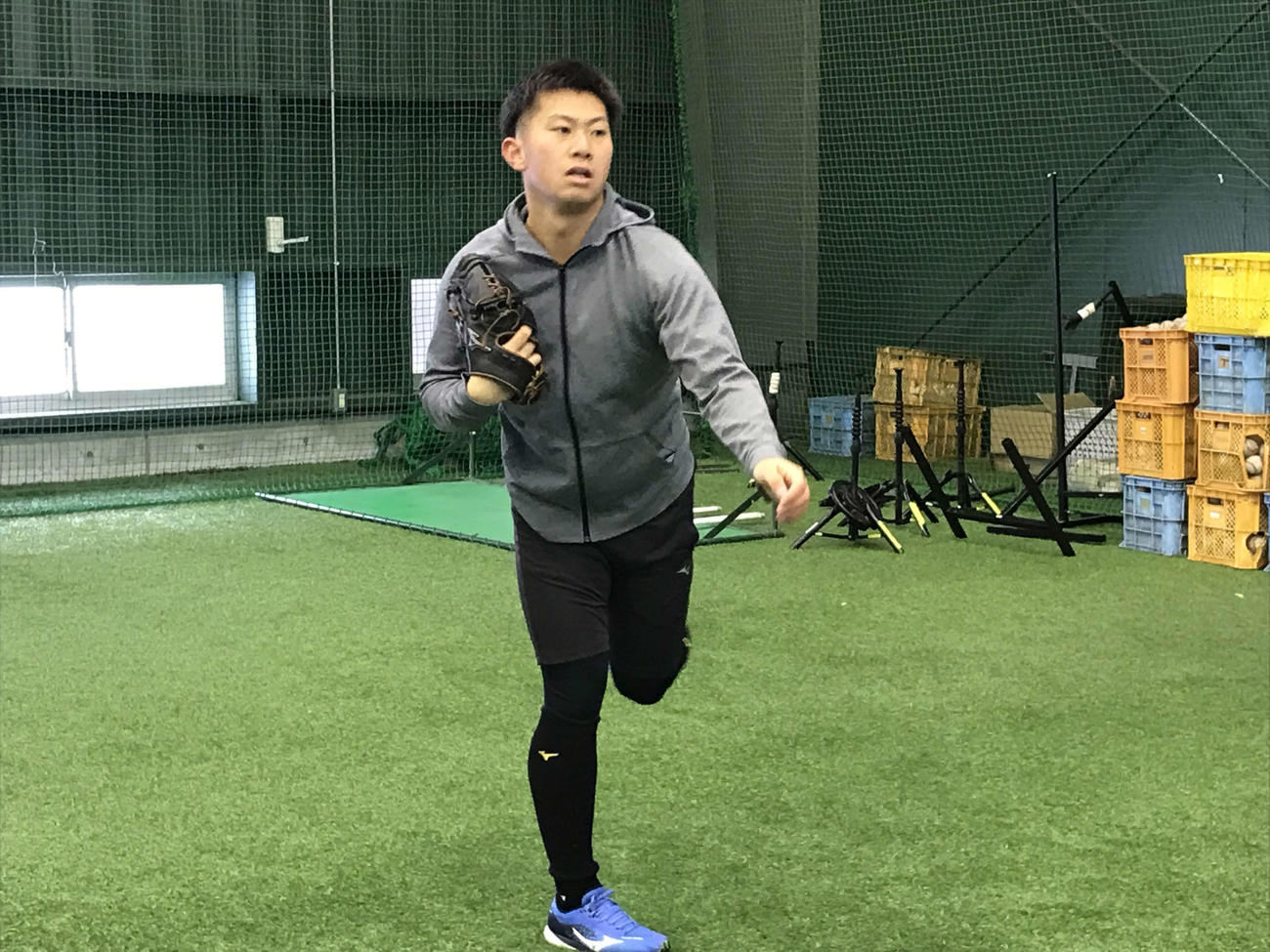 自主トレを公開する阪神ドラフト3位の新潟医療福祉大・桐敷（新潟医療福祉大学提供）