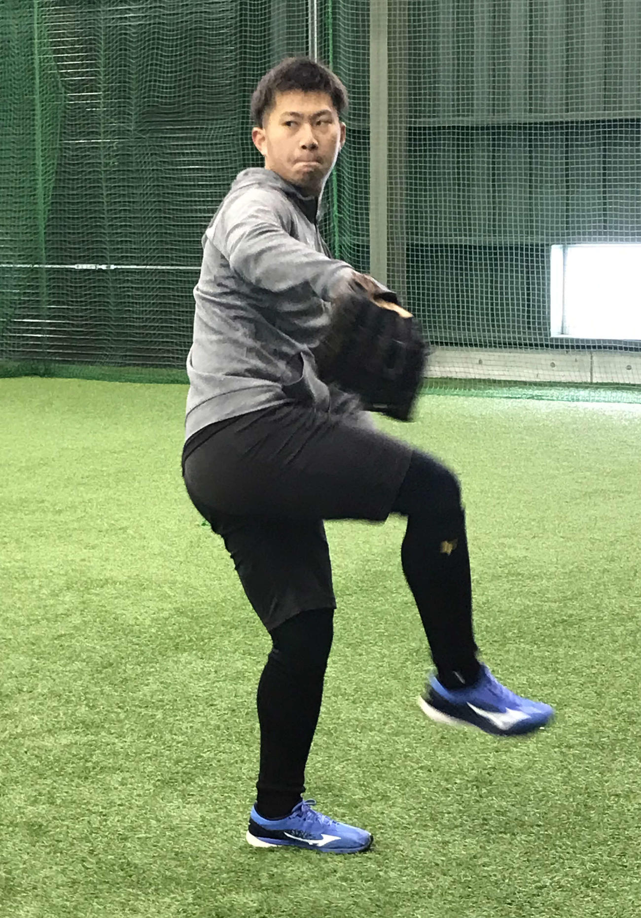 自主トレを公開する阪神ドラフト3位の新潟医療福祉大・桐敷（新潟医療福祉大学提供）