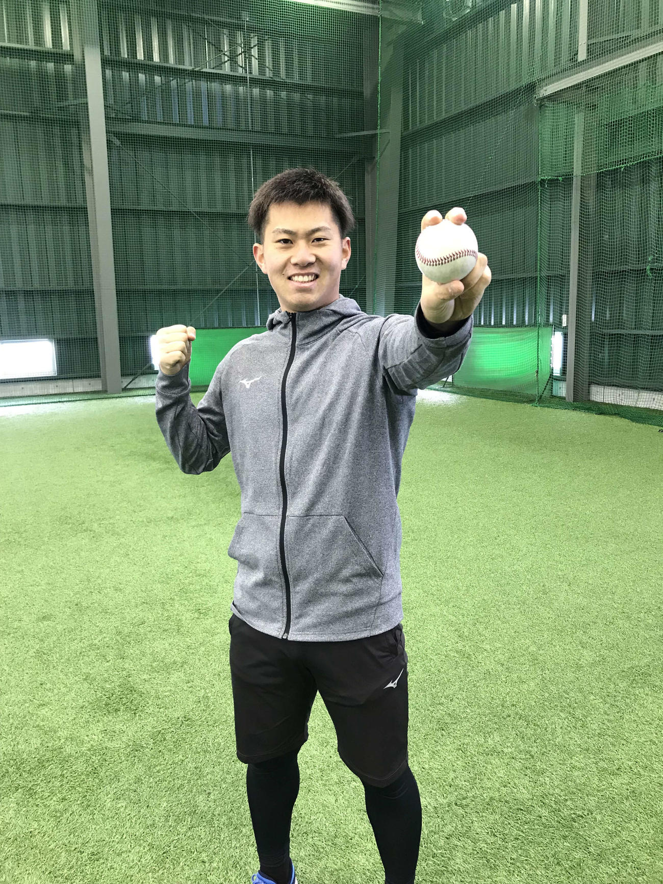 自主トレを公開する阪神ドラフト3位の新潟医療福祉大・桐敷（新潟医療福祉大学提供）
