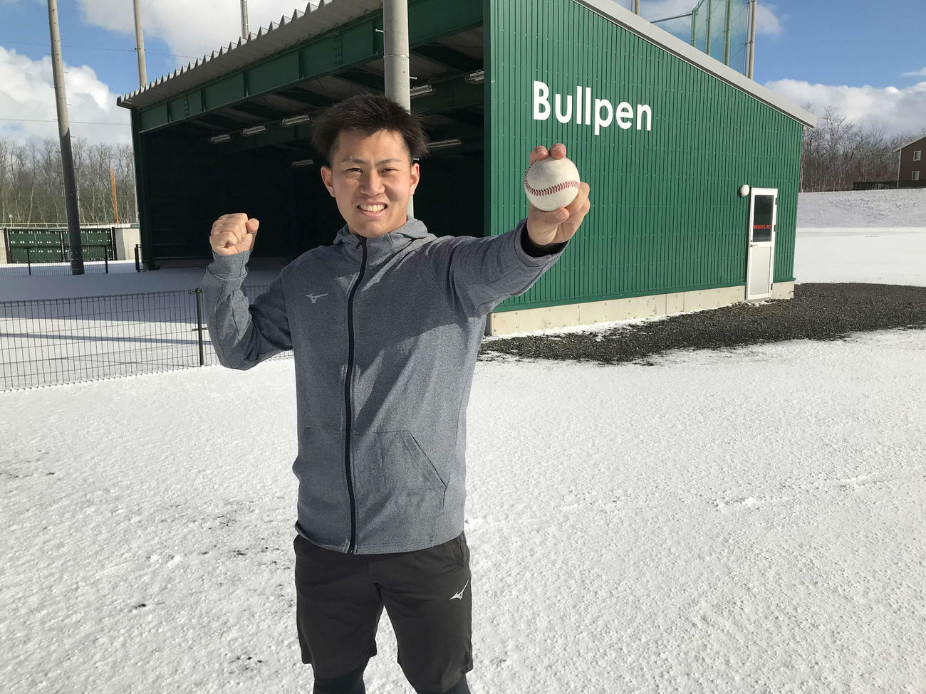 自主トレを公開する阪神ドラフト3位の新潟医療福祉大・桐敷（新潟医療福祉大学提供）
