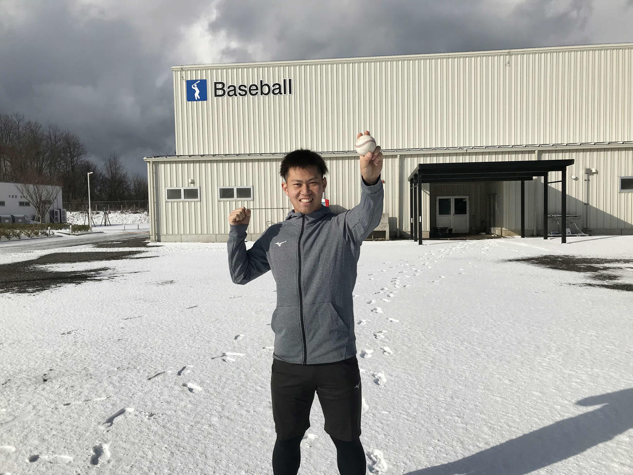 自主トレを公開する阪神ドラフト3位の新潟医療福祉大・桐敷（新潟医療福祉大学提供）