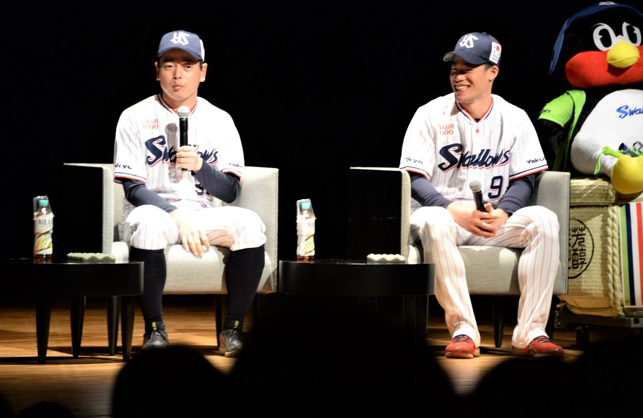 トークショーを行ったヤクルト山崎（左）と塩見（撮影・鈴木正章）