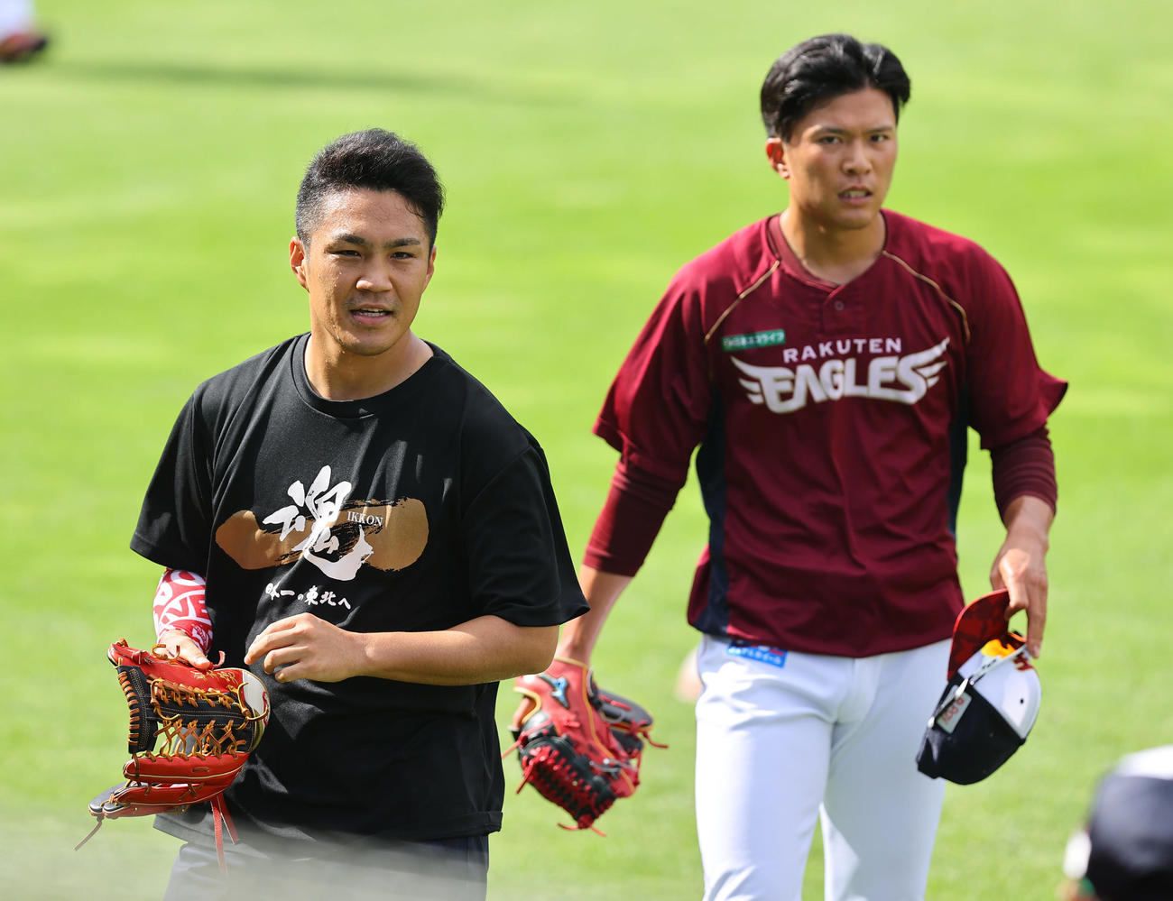 試合前、楽天早川隆久（右）と投球練習を終え笑顔を見せる楽天則本昂大（2021年8月26日撮影）