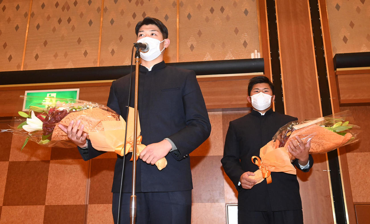 貝塚ヤングの激励会であいさつするDeNA1位の小園（左）とロッテ1位の松川（撮影・前岡正明）