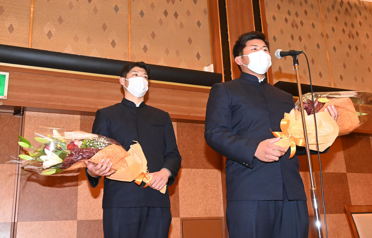 貝塚ヤングの激励会であいさつするロッテ1位の松川（右）とDeNA1位の小園（撮影・前岡正明）