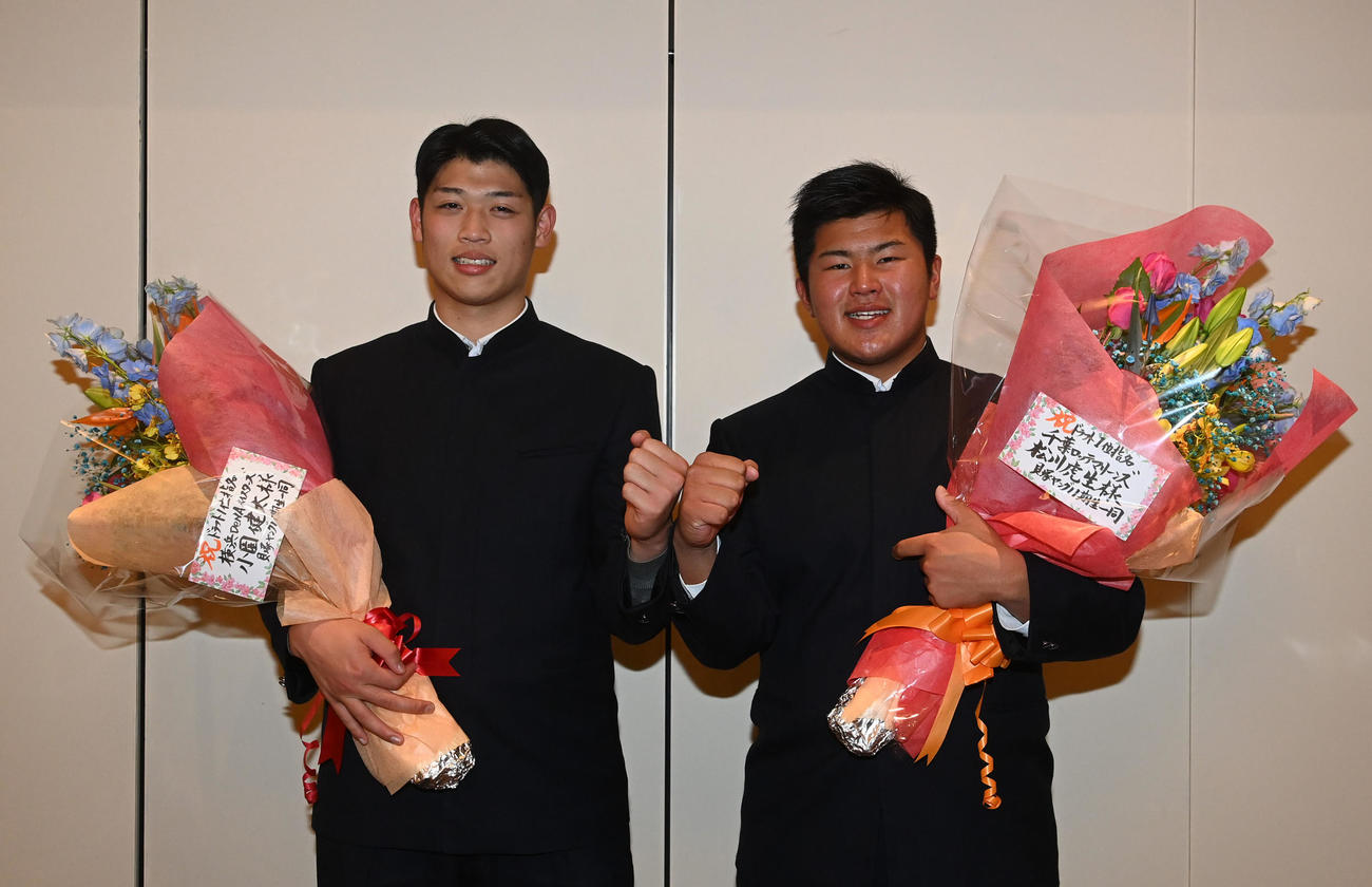 貝塚ヤングの激励会で受け取った花束を手に笑顔を見せるDeNAドラフト1位の小園（左）とロッテ1位の松川（撮影・前岡正明）