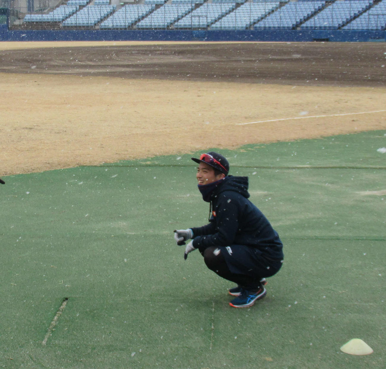 小雪のちらつく中で自主トレをする中日山本