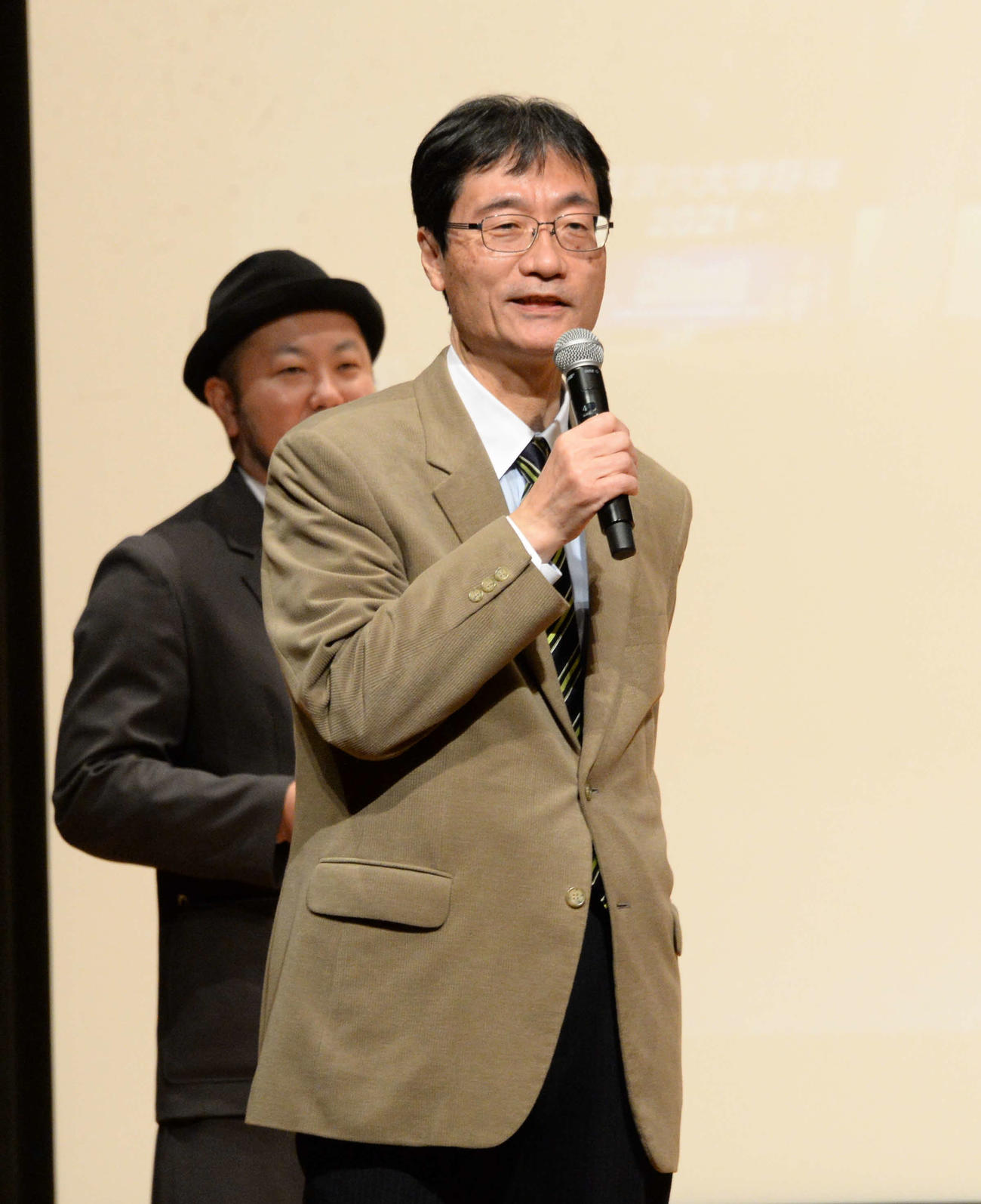 ヤクルト塩見、山崎を招いたトークショーであいさつする燕市の鈴木市長（撮影・鈴木正章）