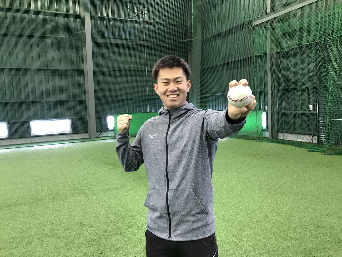 自主トレを公開する阪神ドラフト3位の新潟医療福祉大・桐敷（新潟医療福祉大学提供）