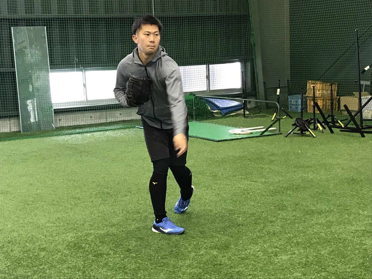 自主トレを公開する阪神ドラフト3位の新潟医療福祉大・桐敷（新潟医療福祉大学提供）