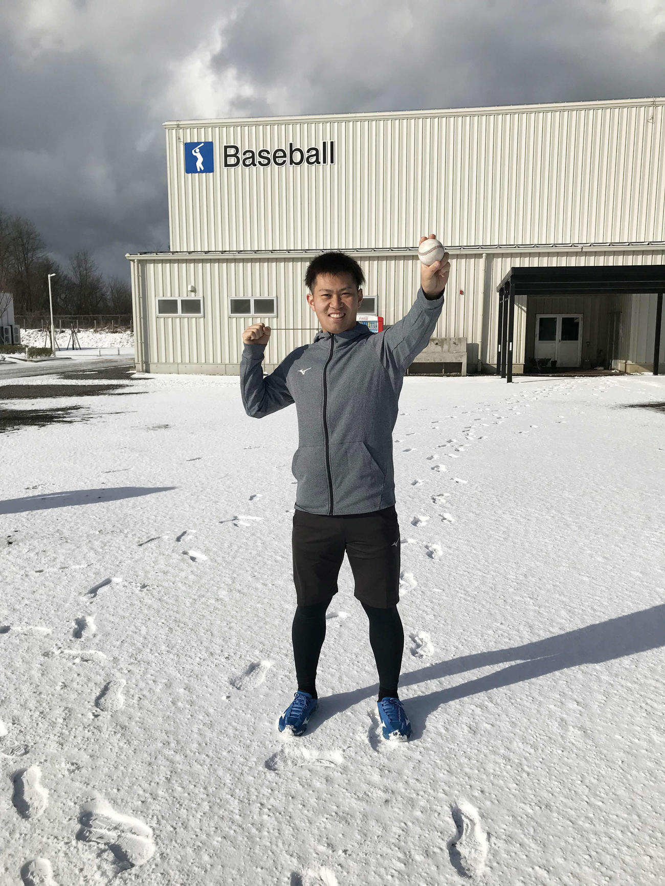 自主トレを公開する阪神ドラフト3位の桐敷（新潟医療福祉大学提供）