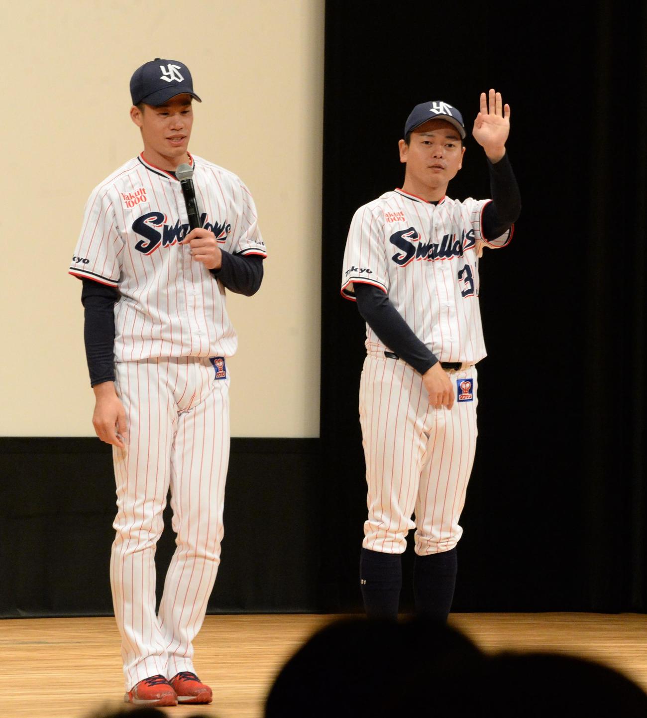 トークショーを行ったヤクルト塩見（左）と山崎（撮影・鈴木正章）