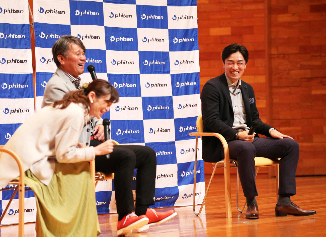 トークショーに登壇した和田（右）は大勢のファンを楽しませた、左から2人目は池田親興氏（撮影・梅根麻紀）