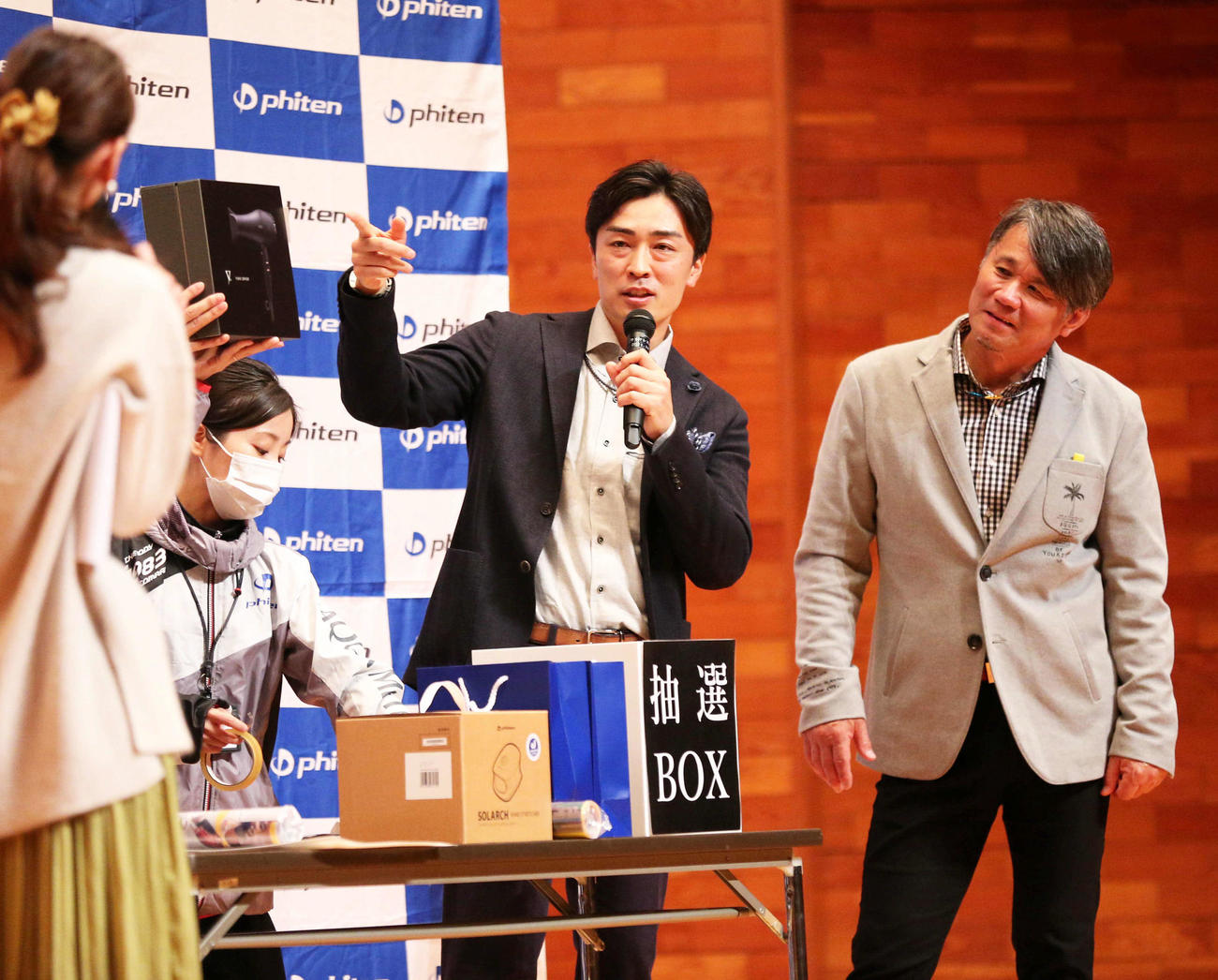 トークショーに登壇した和田は大勢のファンを楽しませた、右は池田親興氏（撮影・梅根麻紀）