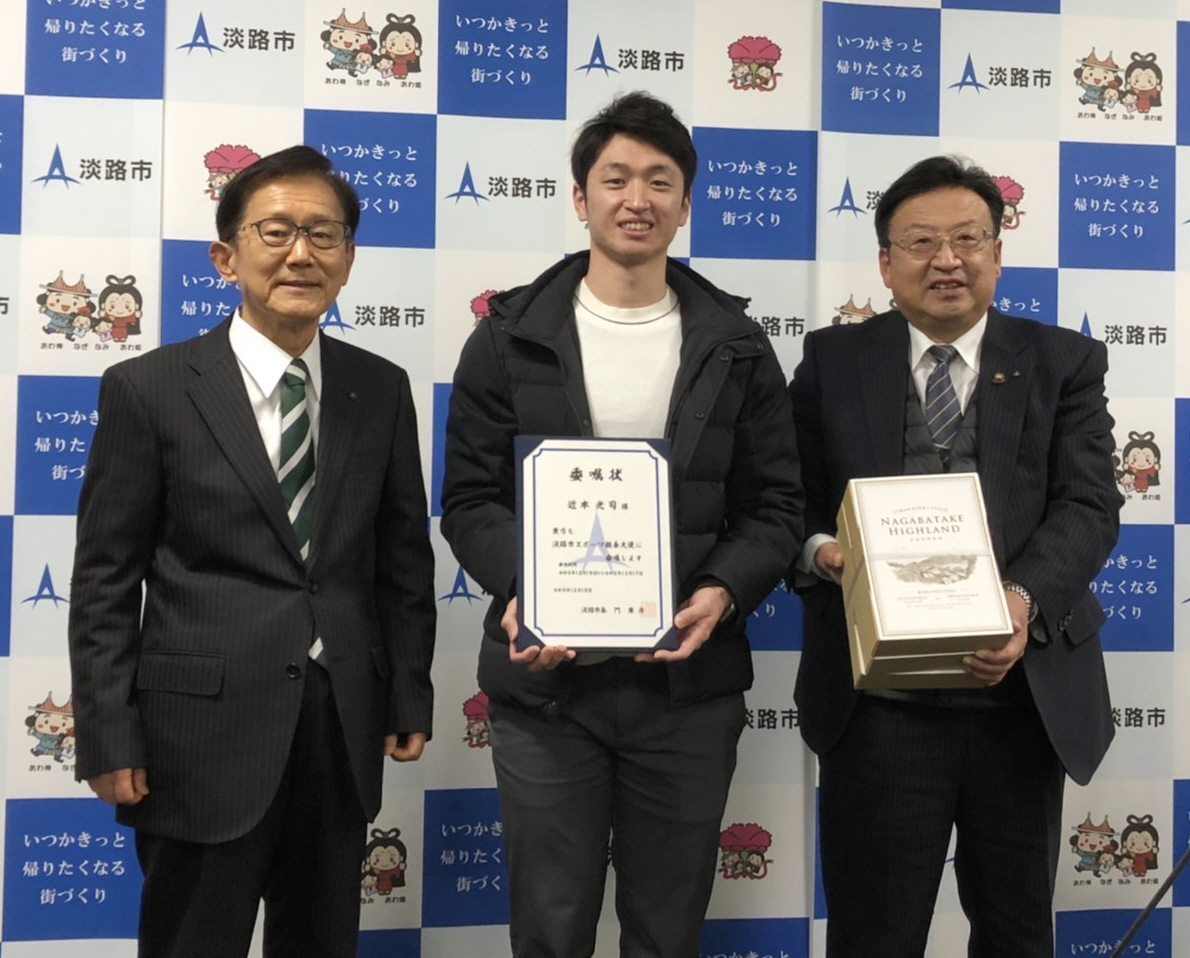 淡路市役所を訪れ門康彦市長（左）へのあいさつと「淡路市スポーツ親善大使」委嘱状の授与式をあわせて行った阪神近本（中央）、右は山本哲也淡路市教育長（淡路市提供）
