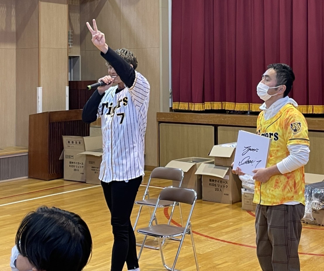 大阪府内の児童養護施設を訪問しこどもたちと交流する阪神糸井（球団提供）