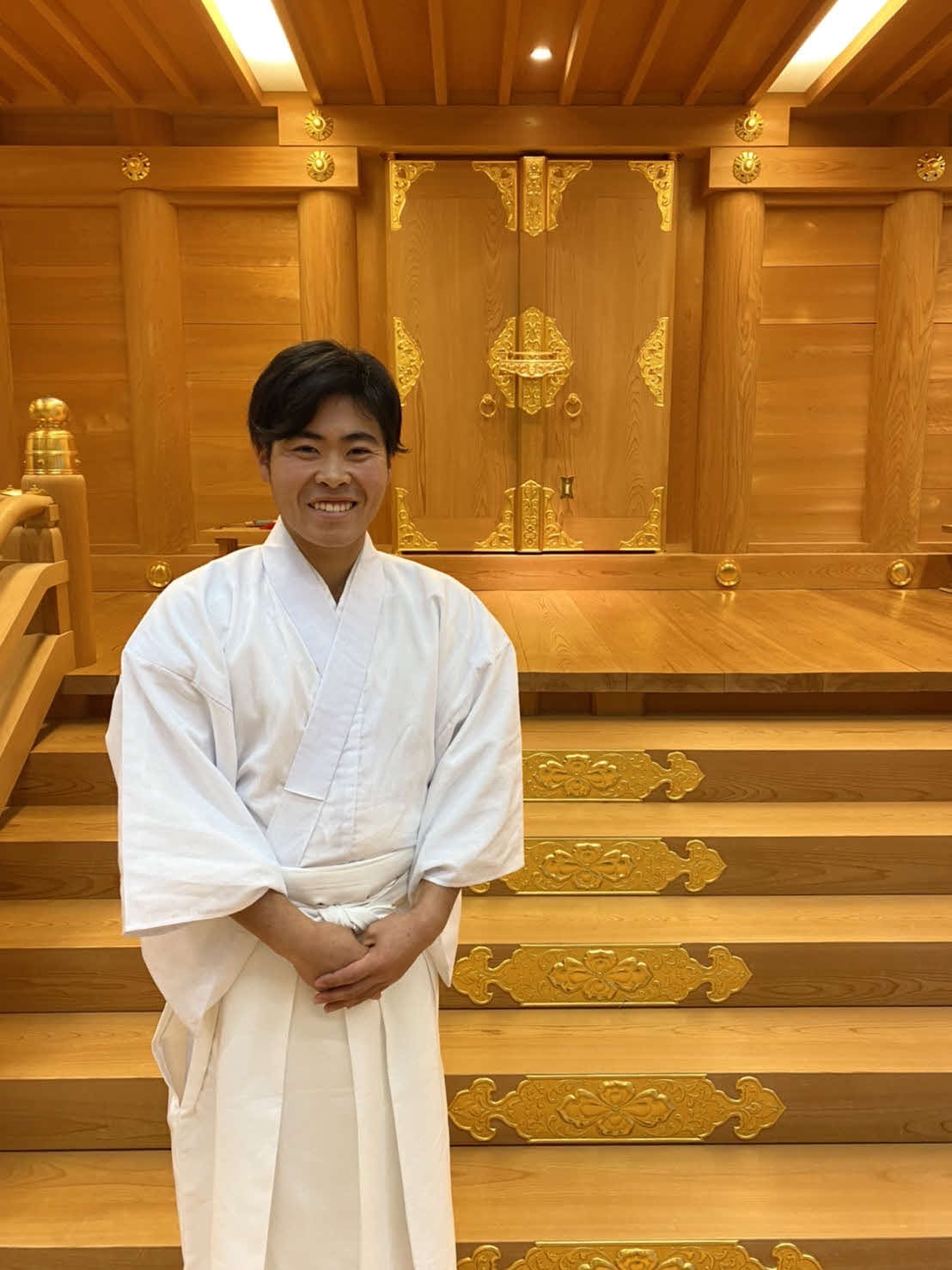 鶴岡八幡宮への就職が決まっている国学院大・糸数。授業で神主の装束をまとい笑顔（本人提供）