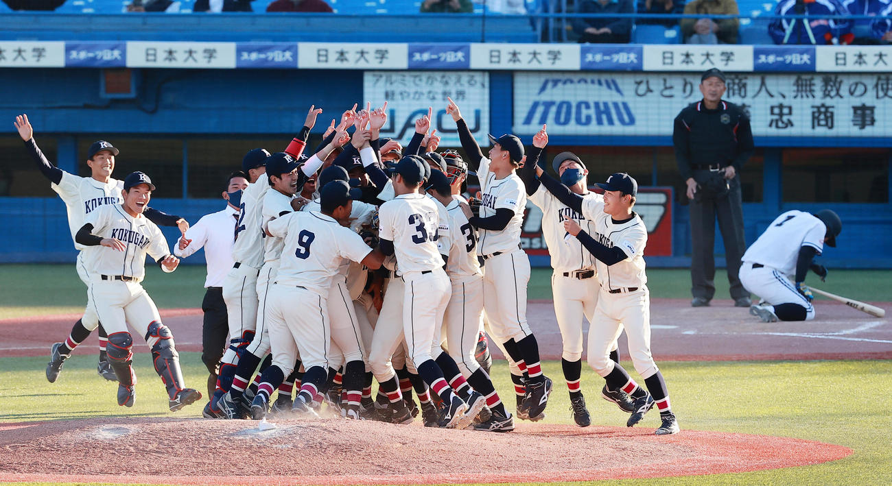 10月29日、中大を破り優勝に歓喜する国学院大の選手たち