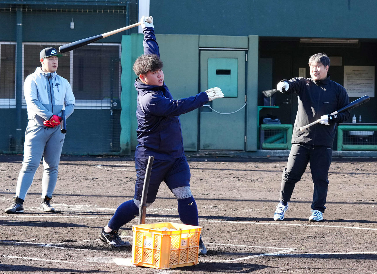 自主トレで打撃練習する西武渡部。右は中村、左は巨人岡本和（撮影・江口和貴）