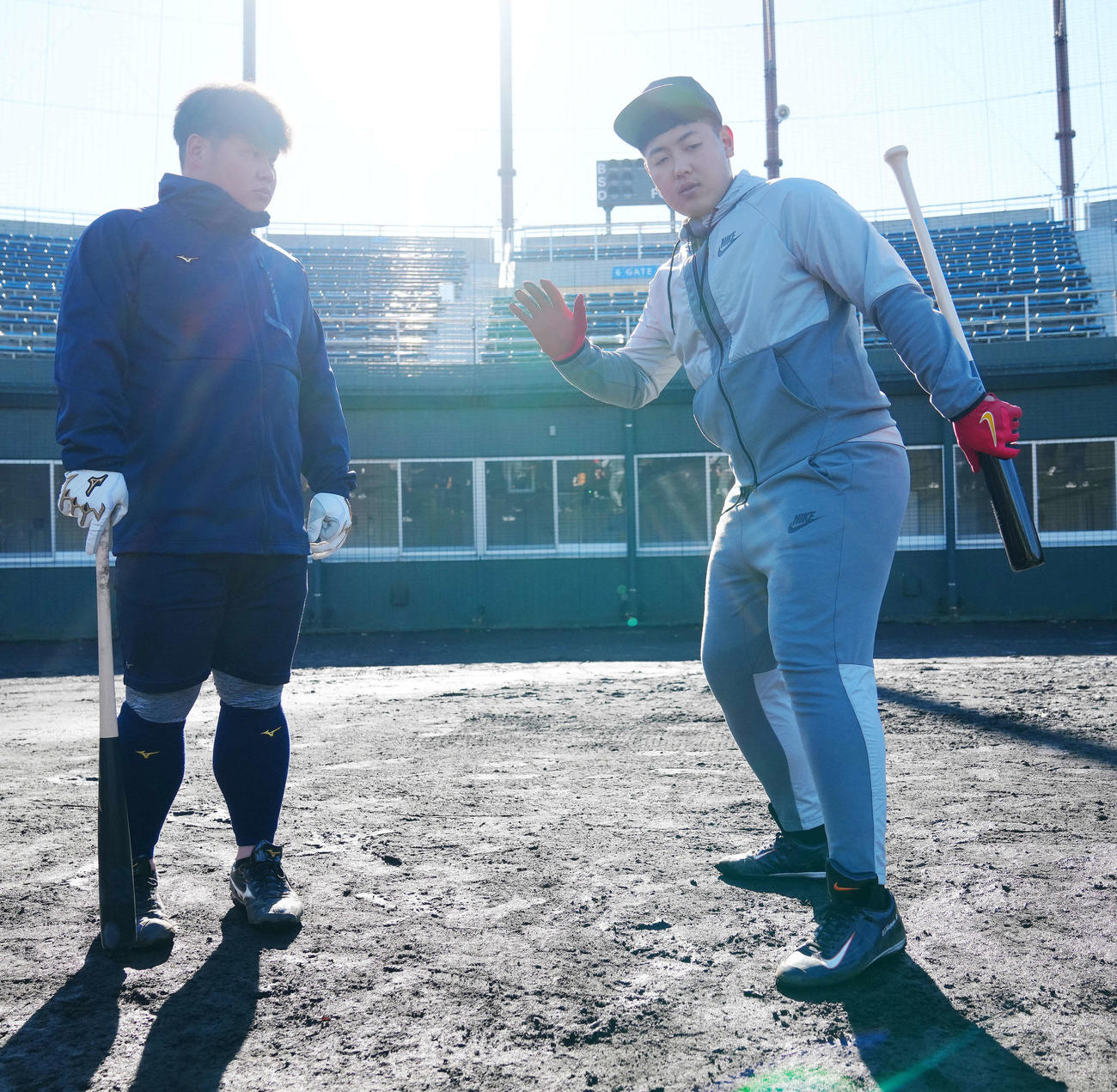 自主トレで西武渡部（左）に自身の打撃について語る巨人岡本和（撮影・江口和貴）