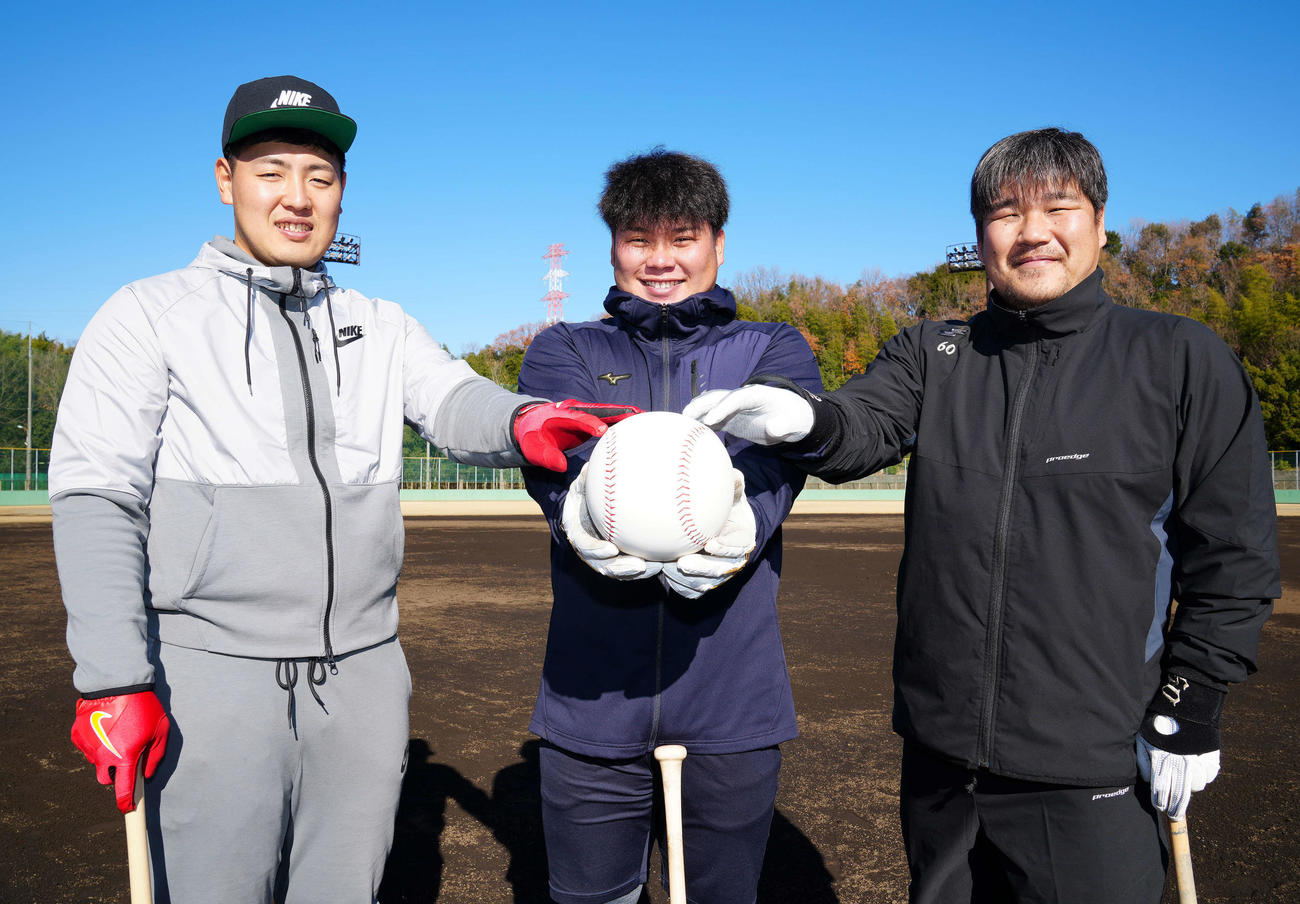 ボールに手を添えて写真に納まる、左から巨人岡本和、西武渡部、中村（撮影・江口和貴）