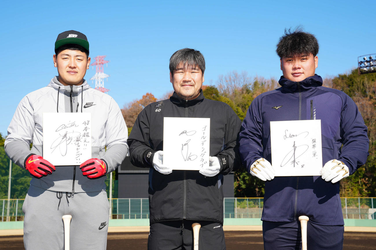 自主トレ後、来季の目標を色紙に記した、左から巨人岡本和、西武中村、渡部（撮影・江口和貴）