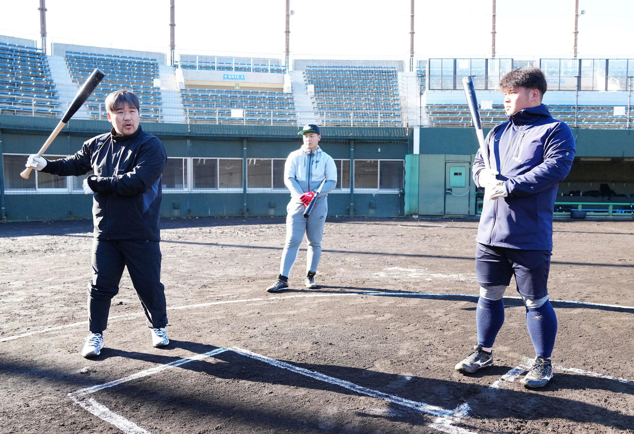 自主トレで西武渡部（右）に打撃の助言を送る中村（左）。中央は巨人岡本和（撮影・江口和貴）