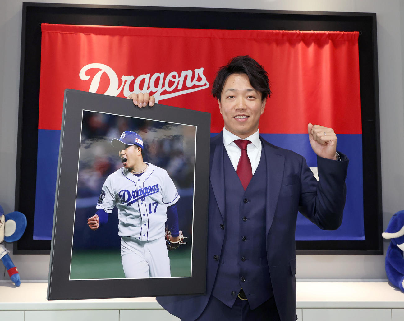 中部運動記者クラブプロ野球分科会で最優秀選手表彰を受けた中日柳裕也