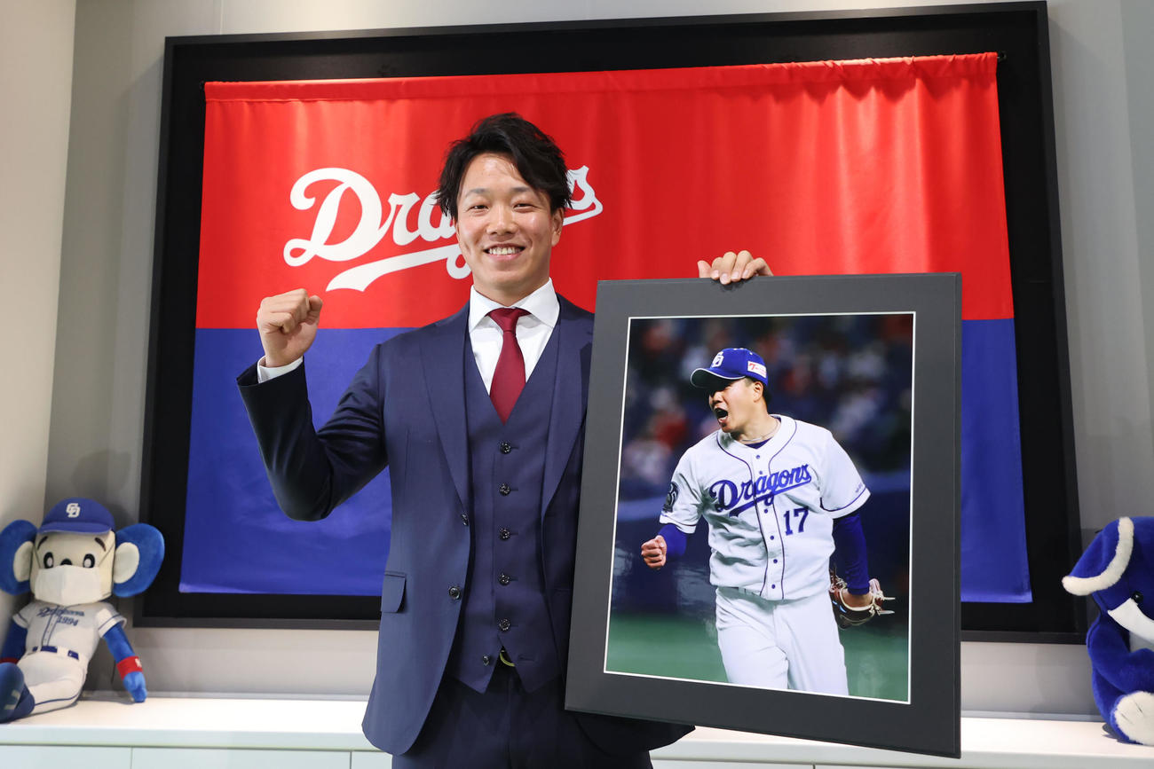 中部運動記者クラブプロ野球分科会で最優秀選手表彰を受けた中日柳裕也