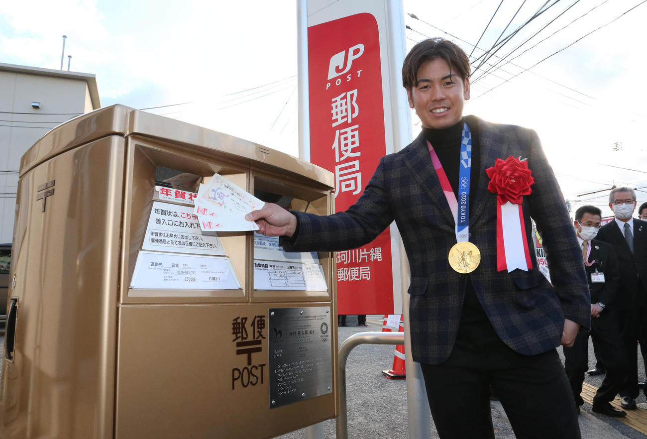 ゴールドポストの前で記念撮影に納まる梅野隆太郎（撮影・梅根麻紀）