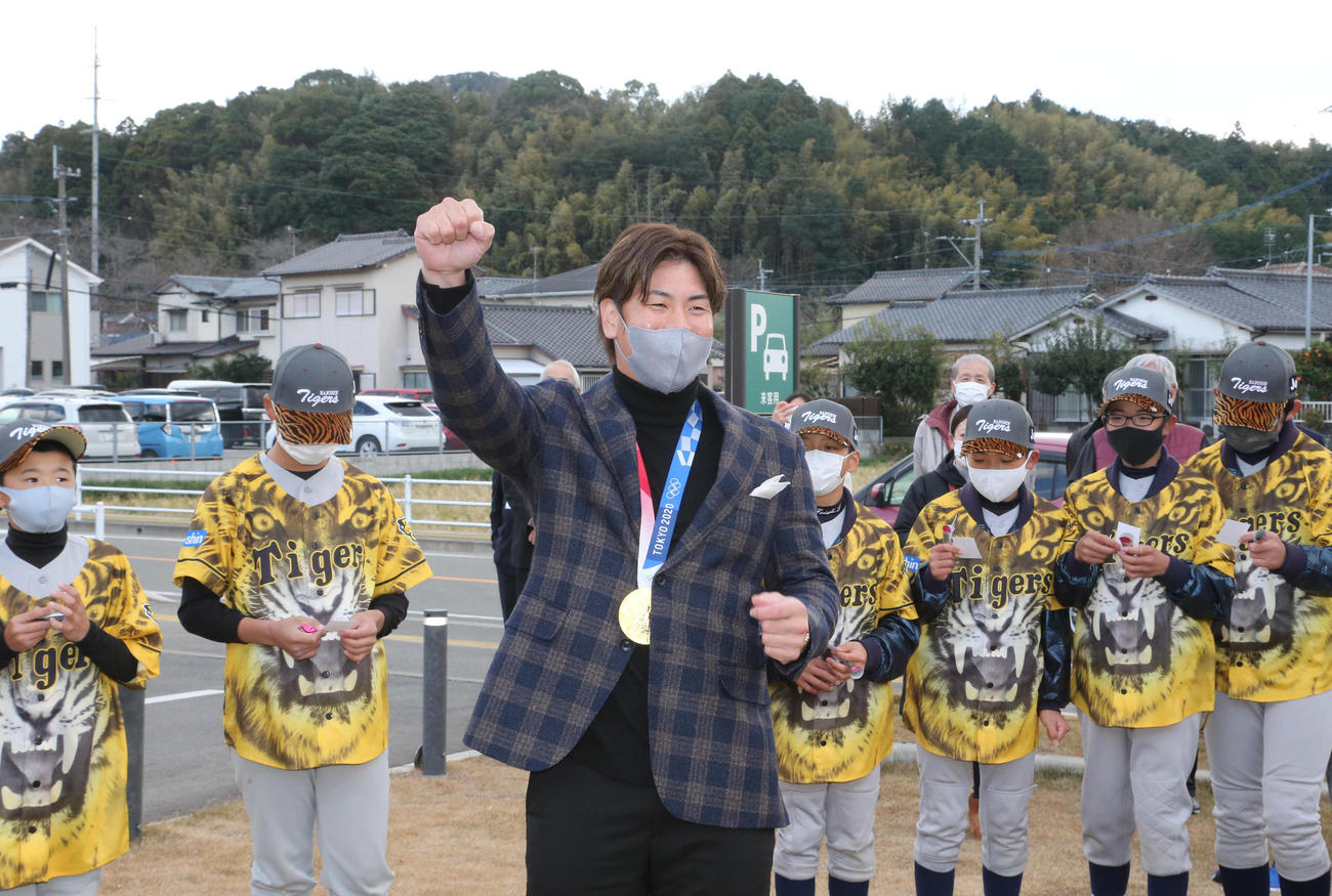 手厚い歓迎を受けた梅野隆太郎は子どもたちの音頭で「勝つばい！！」（撮影・梅根麻紀）