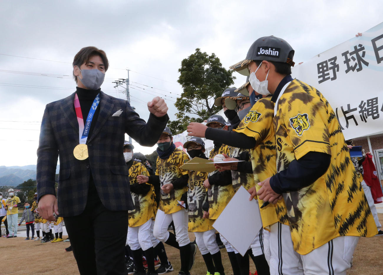 子どもたちに迎えられる梅野隆太郎（撮影・梅根麻紀）