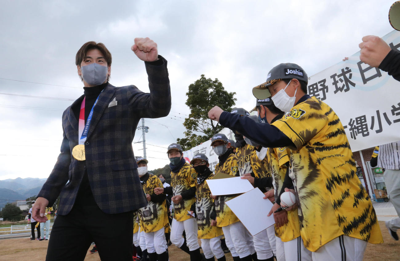 子どもたちに迎えられる梅野隆太郎（撮影・梅根麻紀）