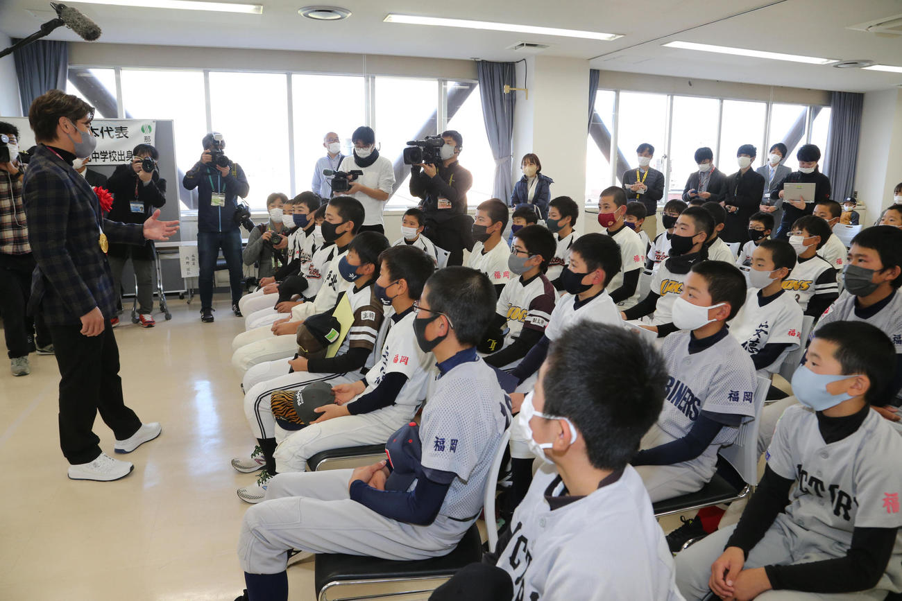 子どもたちを激励する梅野隆太郎（撮影・梅根麻紀）