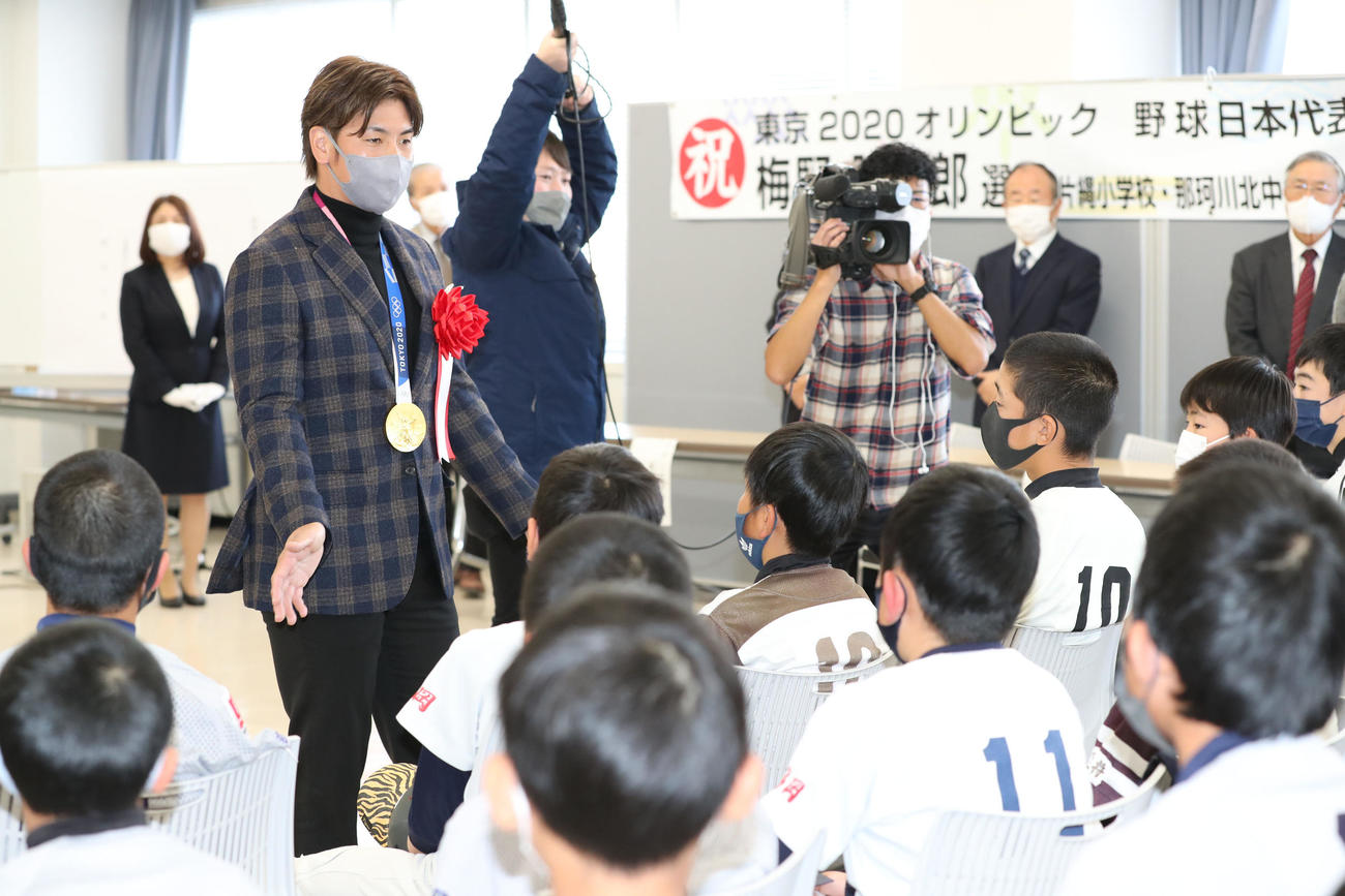 子どもたちを激励する梅野隆太郎（撮影・梅根麻紀）