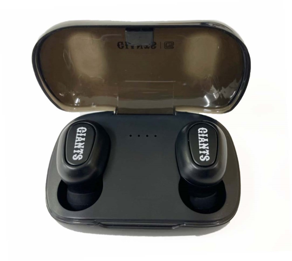 巨人が2022年1月1日午前0時から販売開始する「2022ジャイアンツ福袋」に入っているBluetoothワイヤレスイヤホン（ブラック）（球団提供）