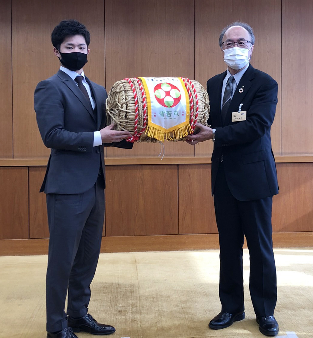 地元・山形県スポーツ特別賞の授賞式に出席する阪神中野（左）（球団提供）