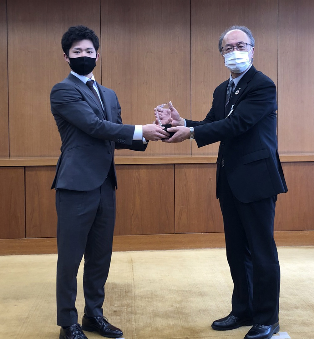 地元・山形県スポーツ特別賞の授賞式に出席する阪神中野（球団提供）