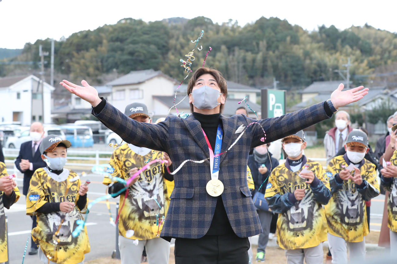 那珂川市役所に到着した梅野隆太郎は子どもたちと関係者に出迎えられる（撮影・梅根麻紀）