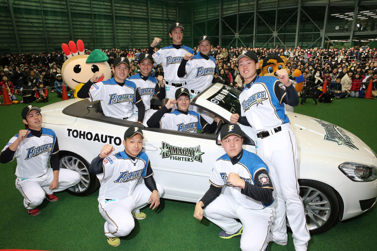 2015年1月　ボルボに乗って記念撮影に納まる日本ハムの新入団選手。車内手前は有原、同後方左から清水、浅間、石川直、瀬川、車外左から太田、佐藤正、立田、高浜