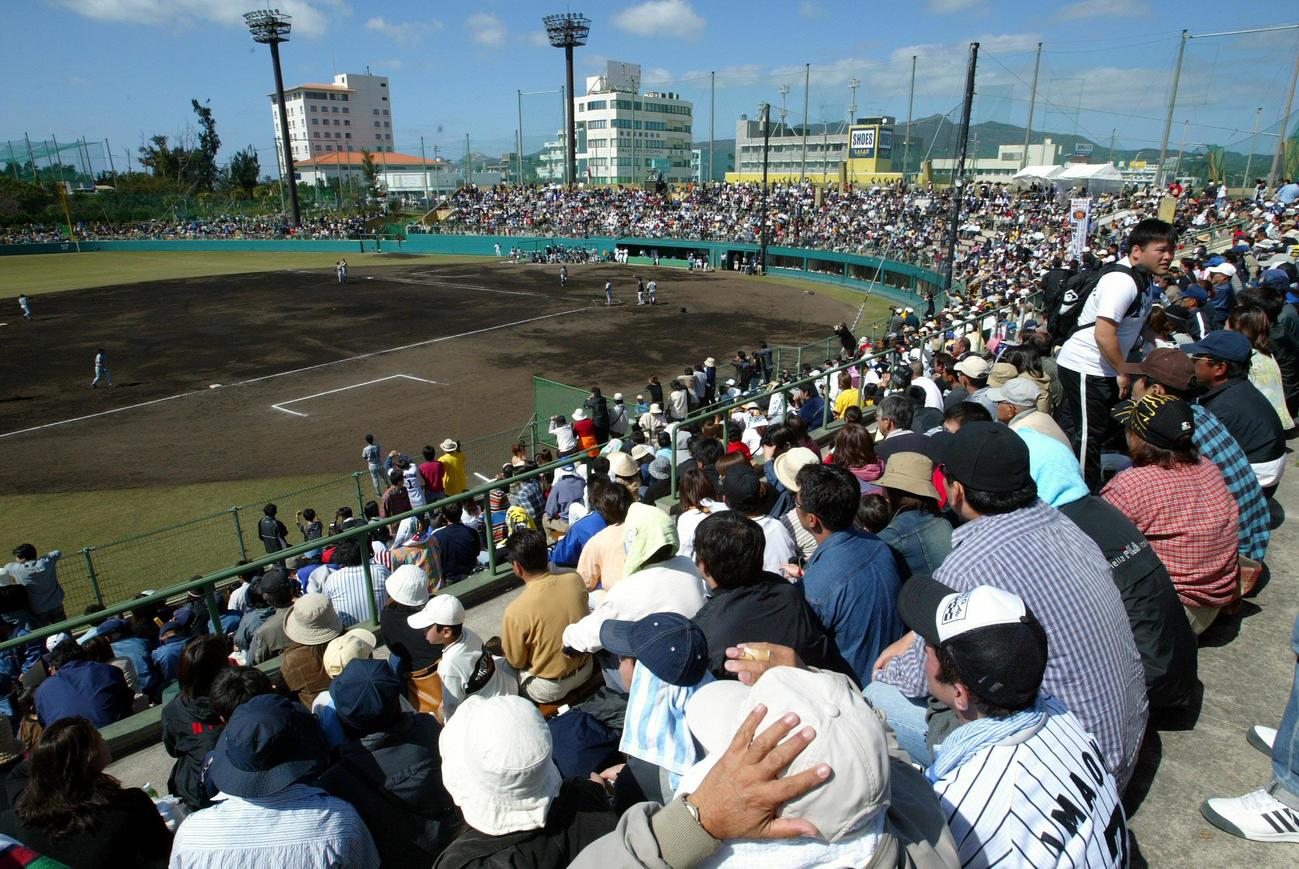 2004年日本ハム春季キャンプ・練習試合　日本ハム対阪神　日本ハム・新庄剛志と阪神の人気で一杯のスタンド（2004年2月15日撮影）