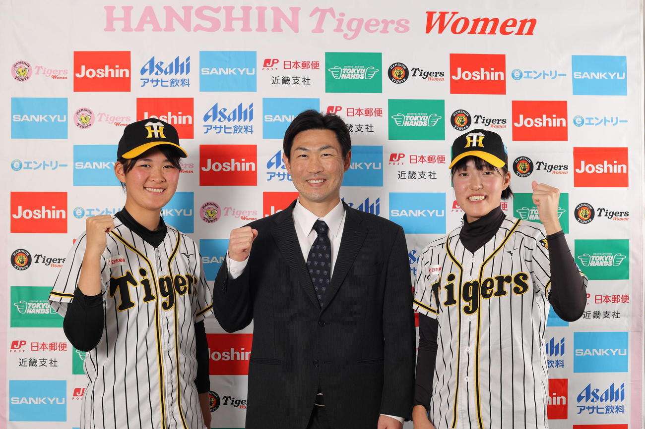 新入団会見を行った阪神Womenの野原監督（中央）と日野口加奈（左）と前田葵（右）