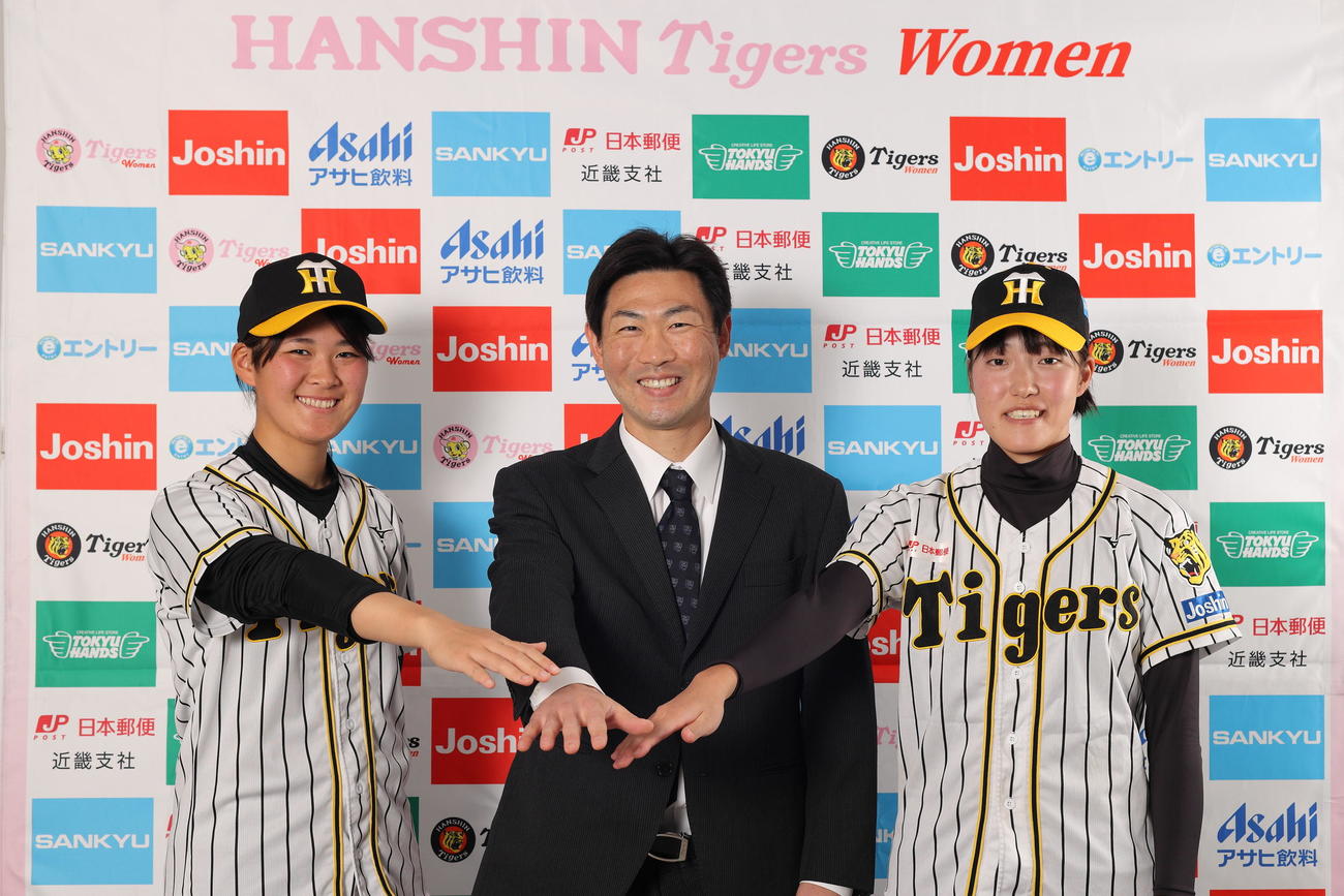 新入団会見を行った阪神Womenの野原監督（中央）と日野口加奈（左）と前田葵（右）