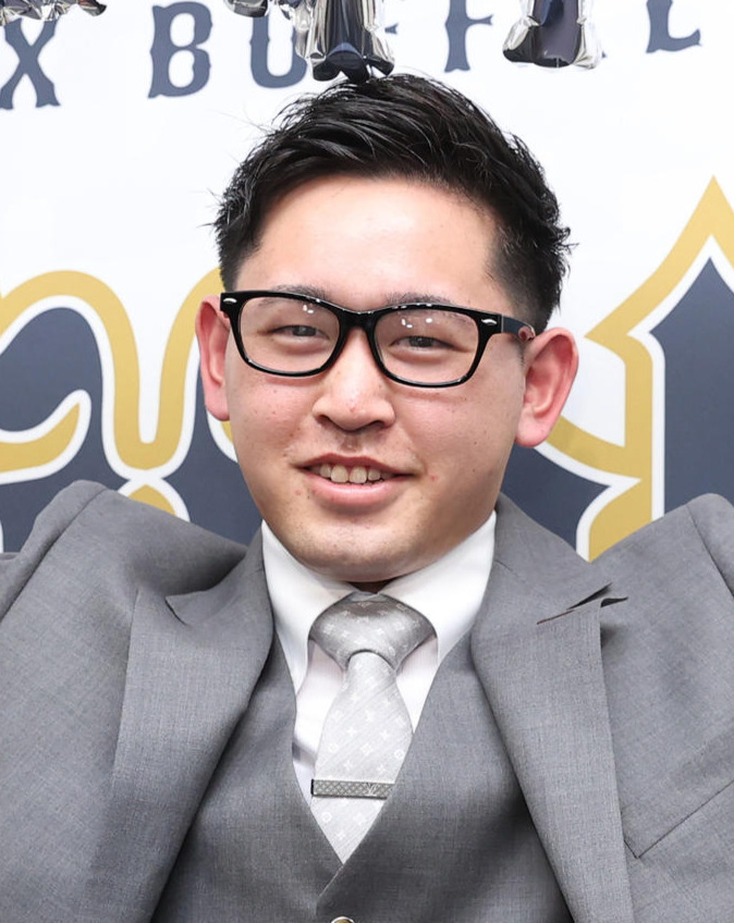契約更改後の会見を終え笑顔でポーズを取るオリックス宮城（撮影・清水貴仁）