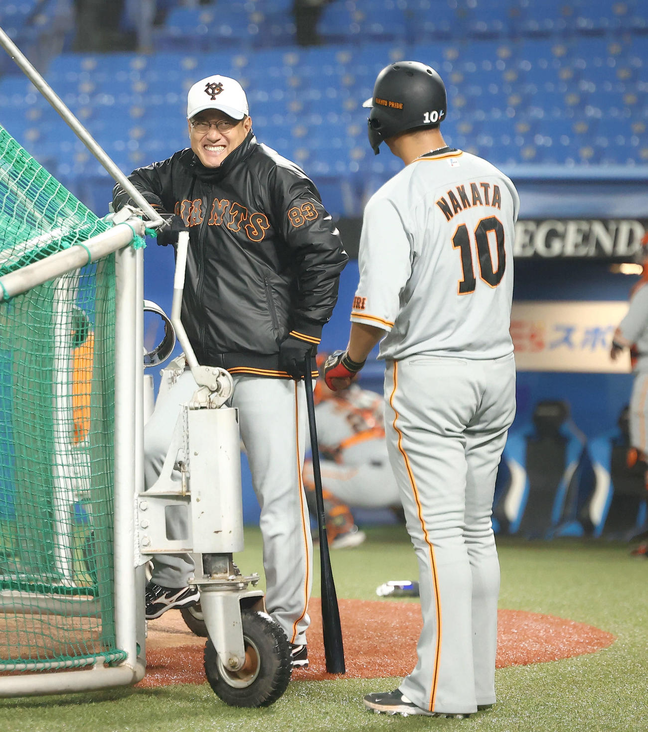 巨人中田（右）と笑顔で言葉を交わす原監督（2021年11月9日撮影）