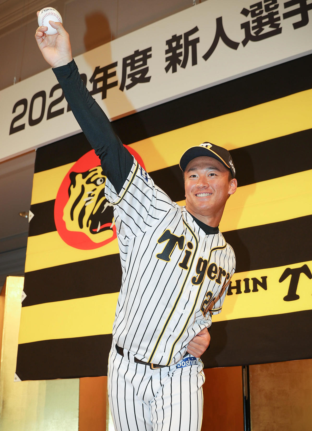 新人選手入団発表会で笑顔でポーズを決める森木大智（2021年12月13日撮影）
