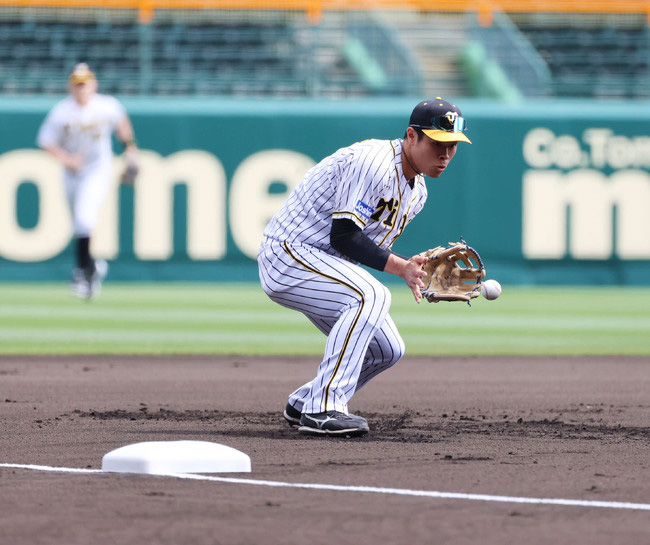 シーズン中のベース（撮影・清水貴仁）＝2021年5月2日、甲子園球場